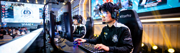 武汉eStarPro战队王者荣耀分部选手比赛现场专注操作
